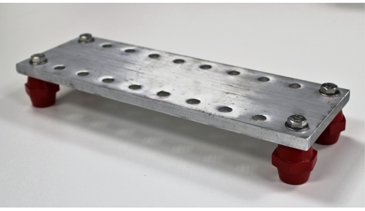 Plaques de mise à la terre montées sur isolateurs